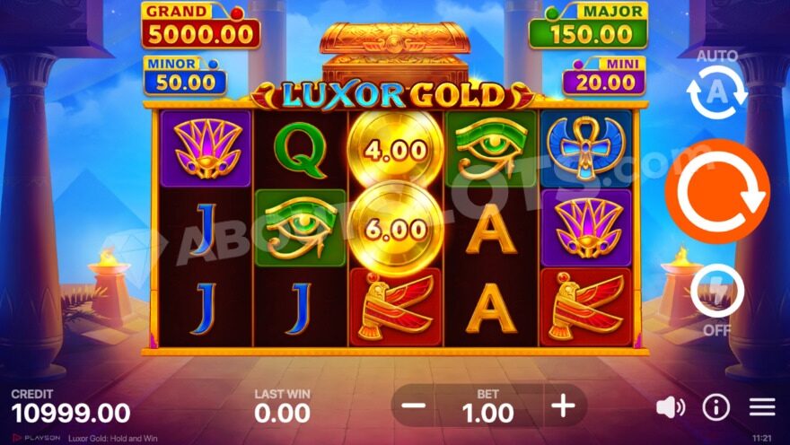 Base game of Luxor Gold: Hold and Win slot showing pyramids